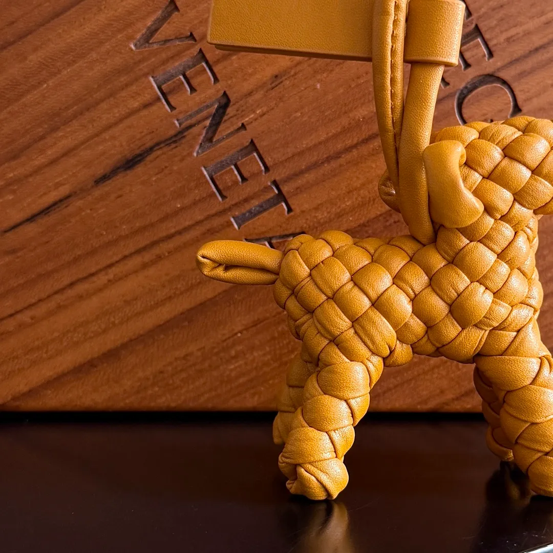 Batch 540 BOTTEGA VENETA2025 new puppy🐕 style pendant Braided puppy is online😎 Leather braided puppy style pendant can be hung on any handbag, and it is as cute, delicate and colorful as it matches with a bag. Cute and cute, it will touch your heart at any time. It can be hung on bags or keychains. Who can resist such a cute puppy? Style number: 807068